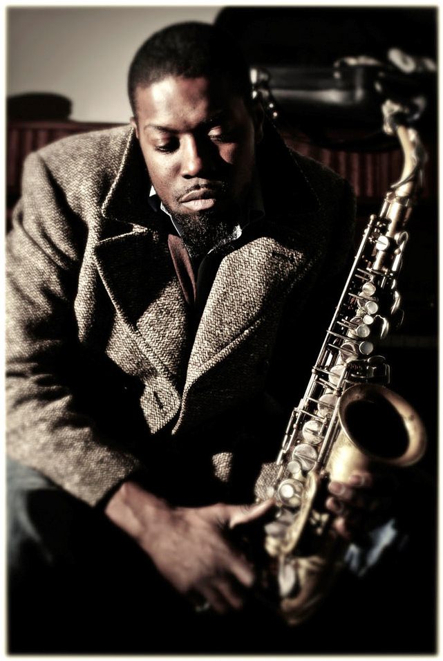  Britse saxofonist Soweto Kinch voor fotoboek 